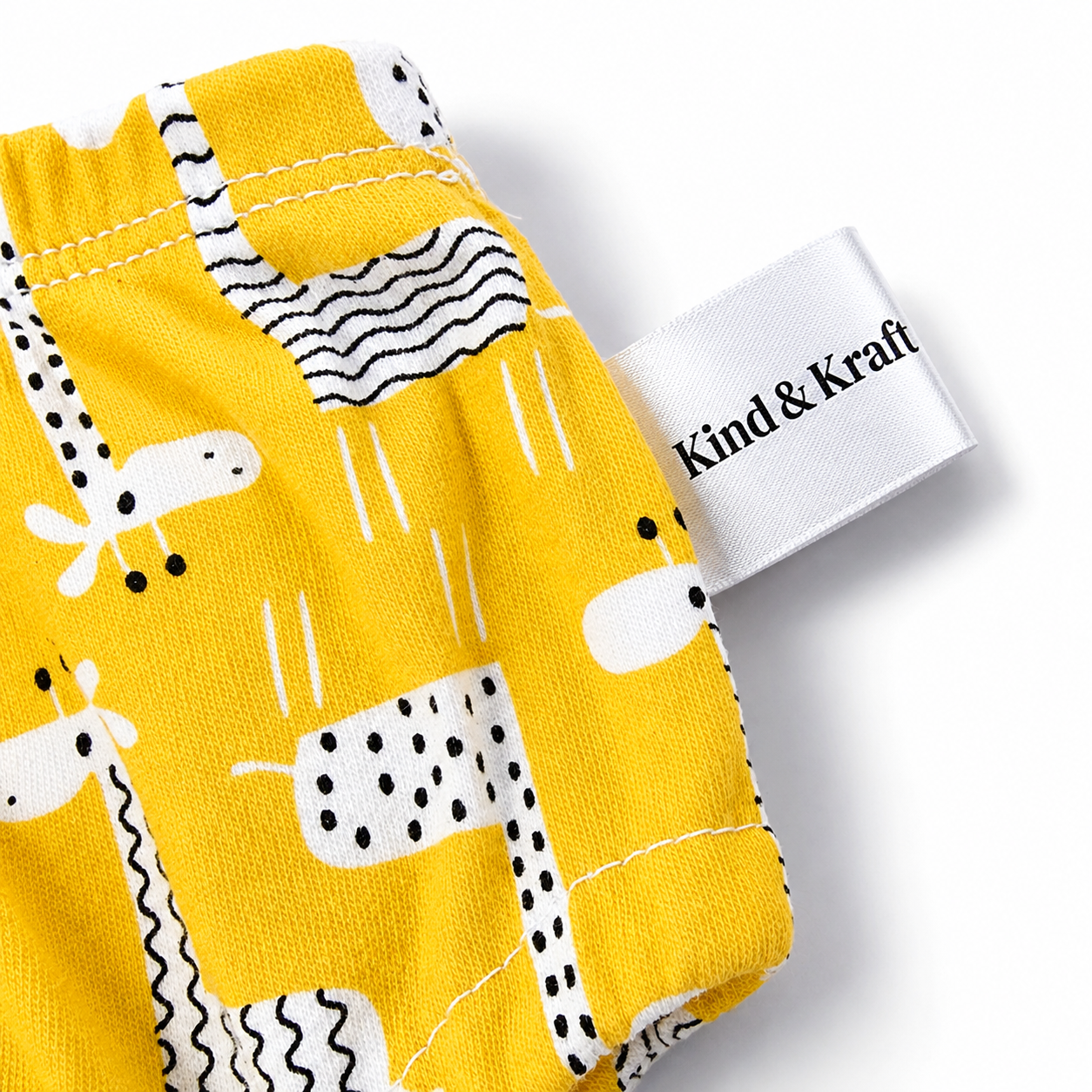 Kind and Kraft Label auf der wiederverwendbaren Trainingshose Safari
